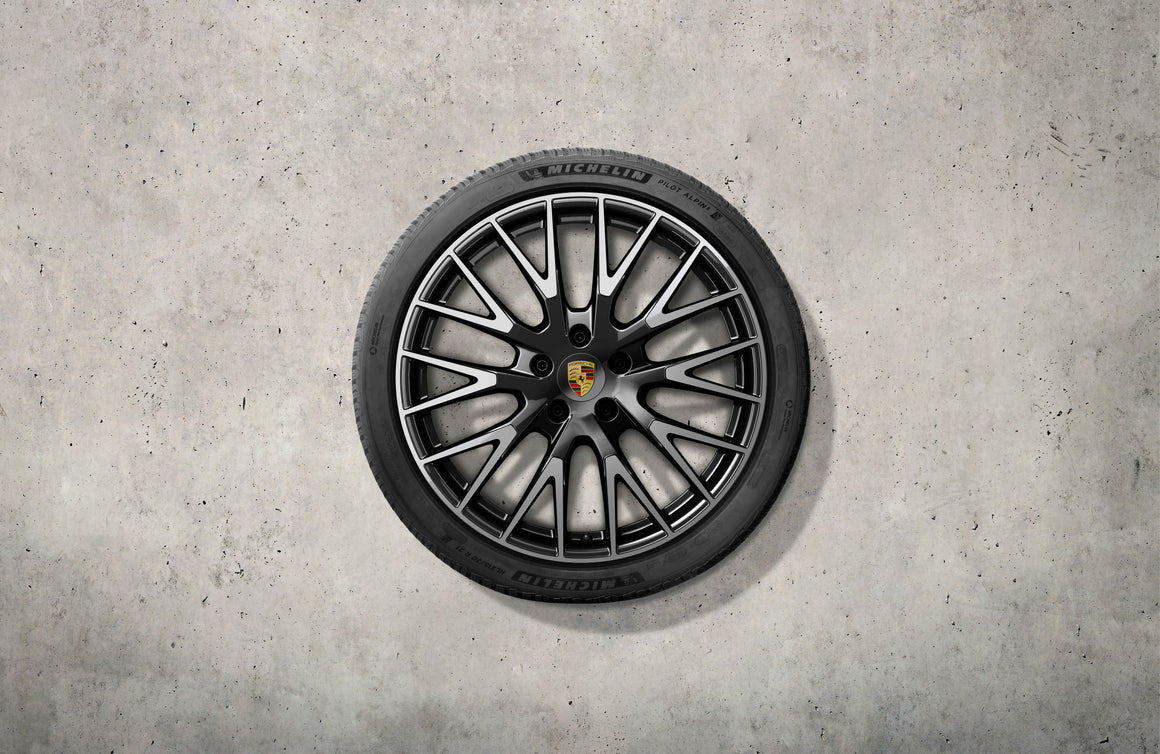 21-inch Panamera Exclusive Design winter wheel-and-tire set, painted in black (high-gloss)