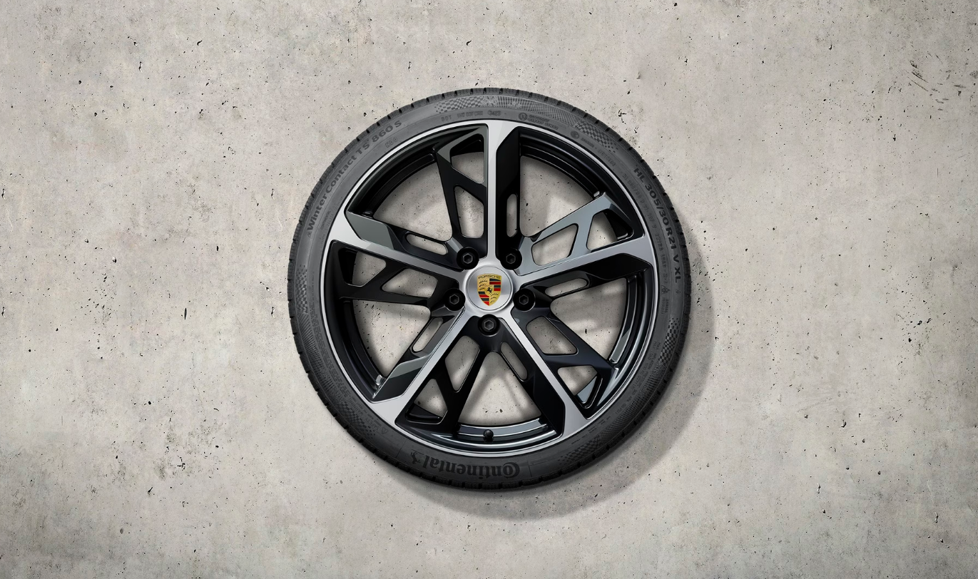 21-inch Cross Turismo design winter wheel-and-tire set, painted in Black (high-gloss)