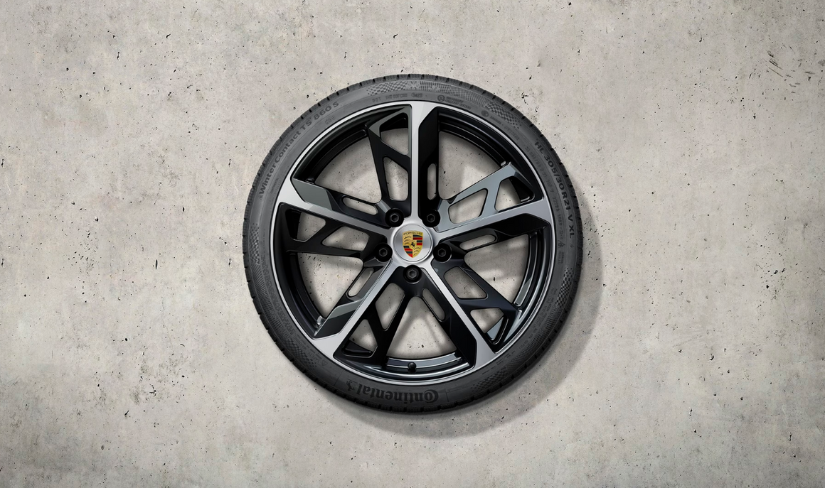 21-inch Cross Turismo design winter wheel-and-tire set, painted in Black (high-gloss)