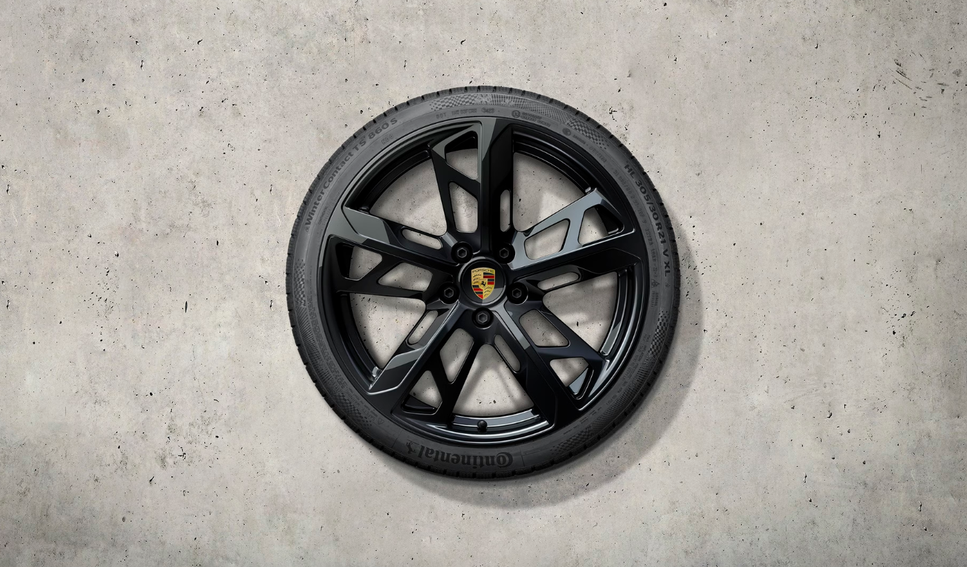 21-inch Cross Turismo design winter wheel-and-tire set, fully painted in Black (high-gloss)