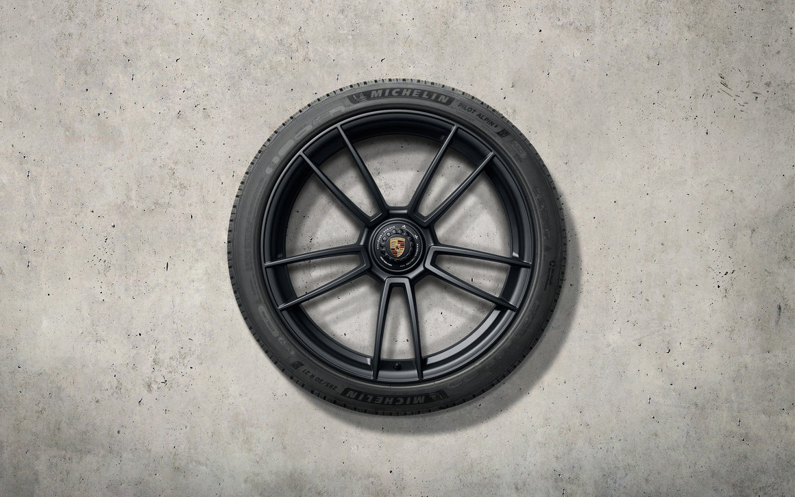20-/21-inch 911 Turbo S winter wheel-and-tire set painted in Black (satin-gloss)