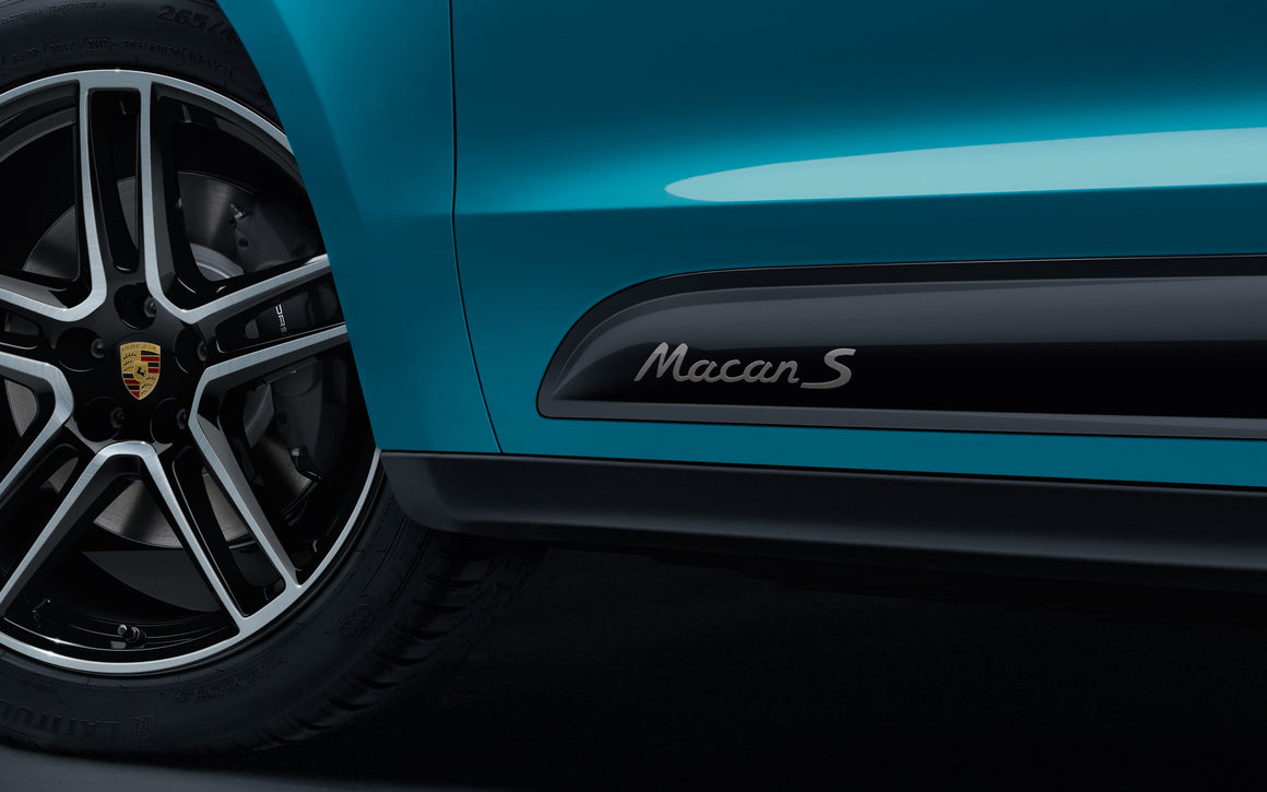 Model designation on sideblades.