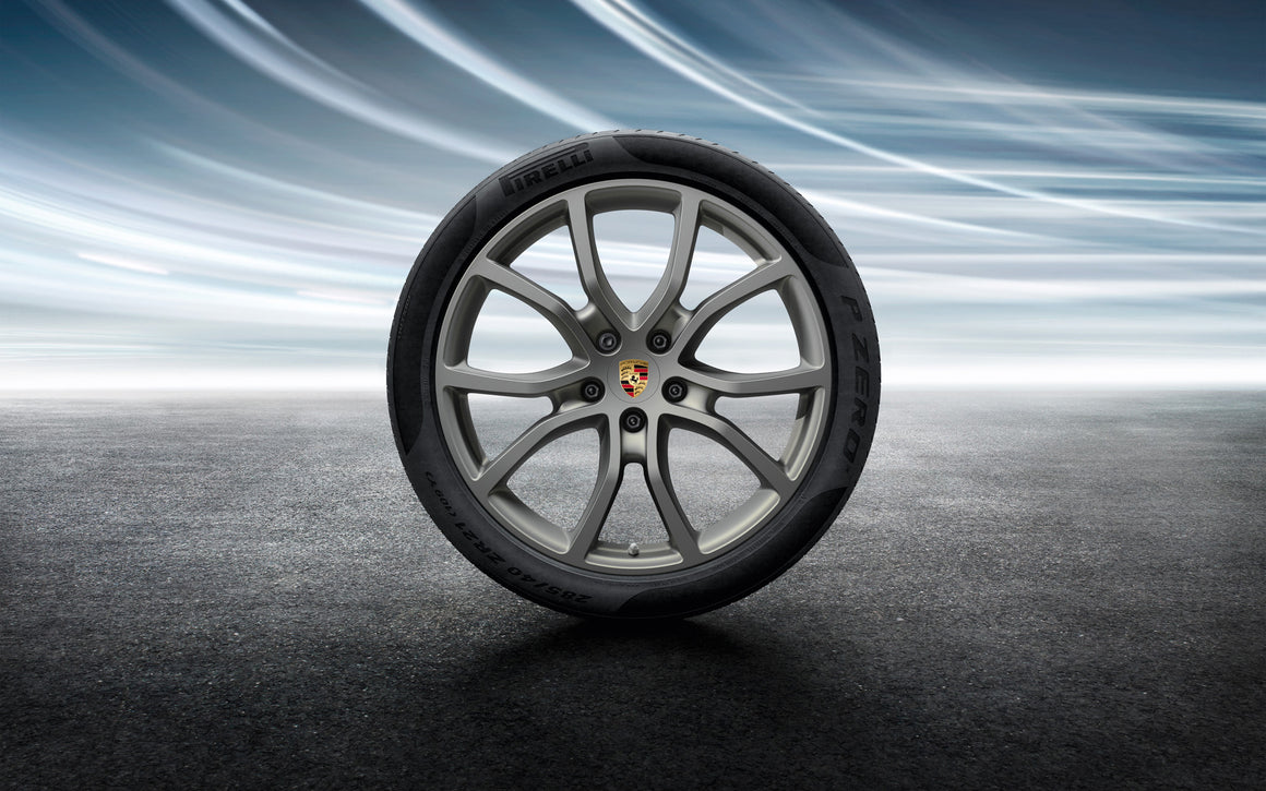 21-inch Cayenne Exclusive Design summer wheel-and-tire set, painted in Platinum (satin-gloss)