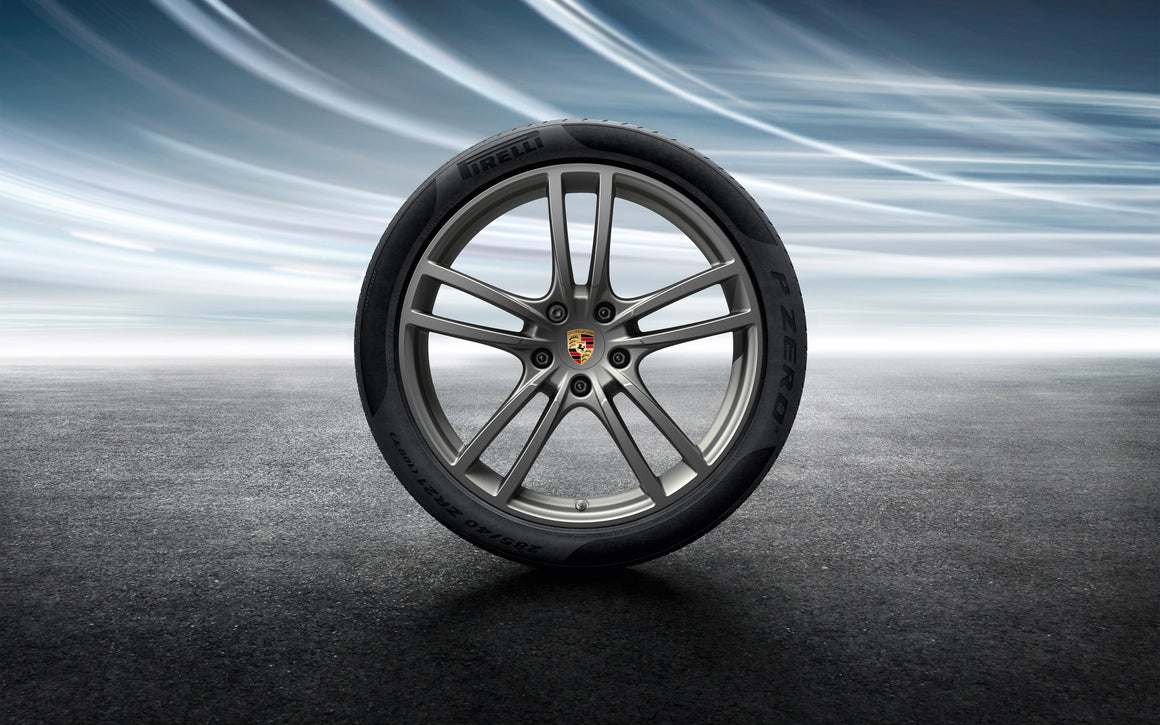 21-inch Cayenne Turbo Design summer wheel-and-tire set, painted in Platinum (satin-gloss)