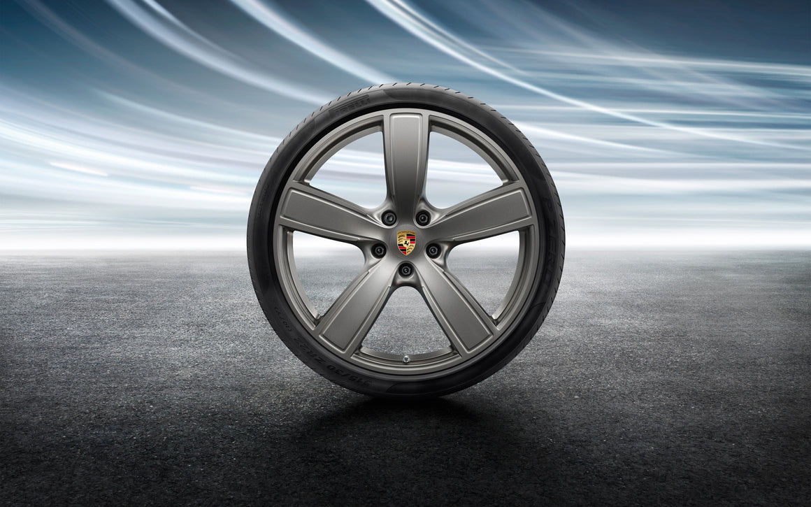 22-inch Cayenne Sport Classic summer wheel-and-tire set, painted in Platinum (satin-gloss)