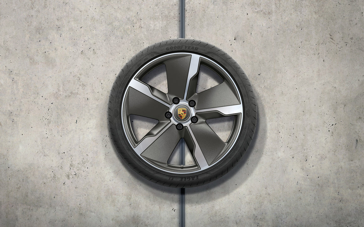 21-inch Taycan Exclusive Design summer wheel-and-tire set, painted in Platinum (satin-gloss)