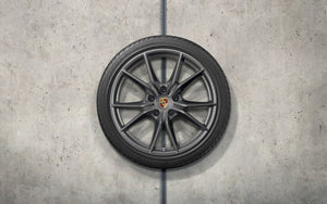 20-inch Carrera S summer wheel-and-tire set painted in Platinum (satin-matt)