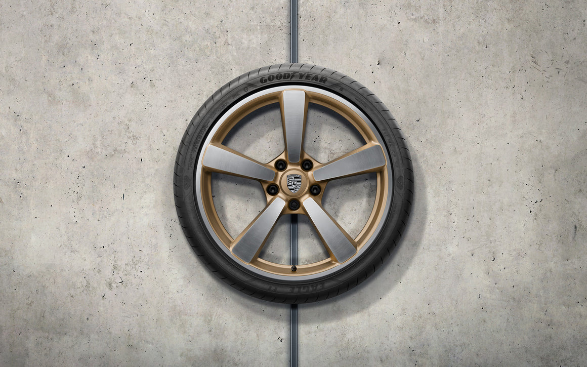 20-/21-inch Carrera Exclusive Design summer wheel-and-tire set, painted in Aurum (satin-gloss)