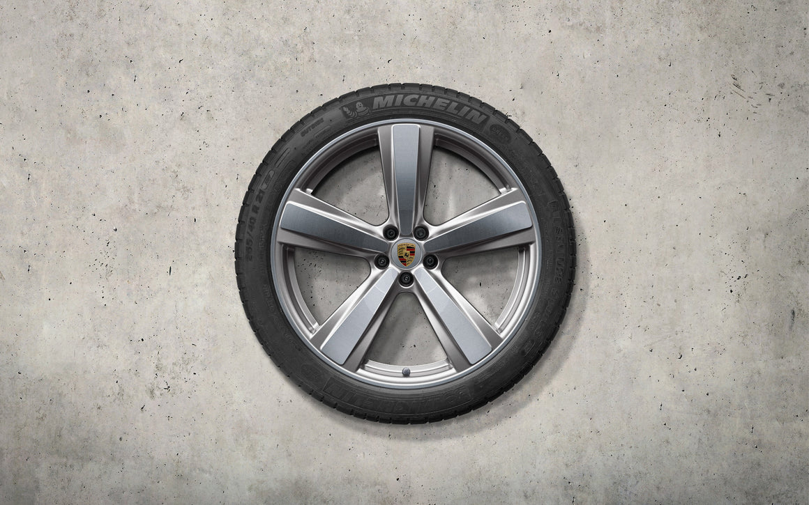 21-inch Exclusive Design Sport summer wheel-and-tire set, painted in Platinum Silver