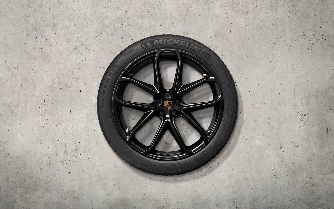 21-inch GT Design summer wheel-and-tire set painted in Black (high-gloss)